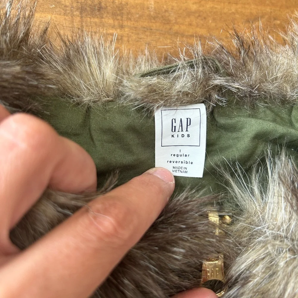Girls GAP faux fur vest in size L zipper up with pockets
